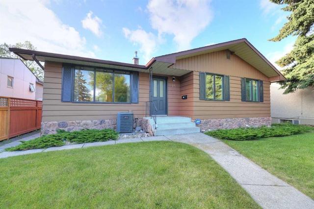 31 Rosery Drive NW Calgary, AB T2K 1L4