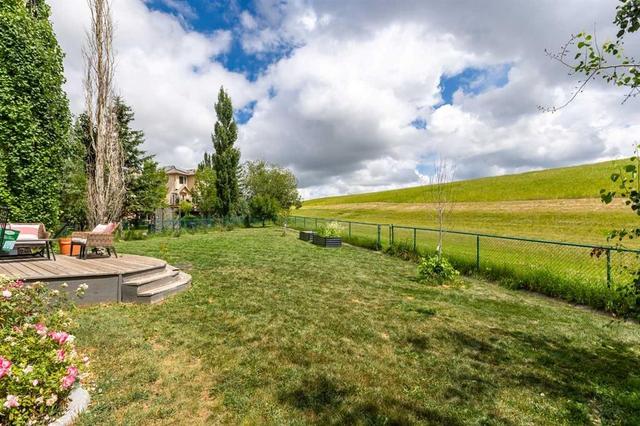 81 Royal Crest Terrace NW Calgary, AB T3G 4M2