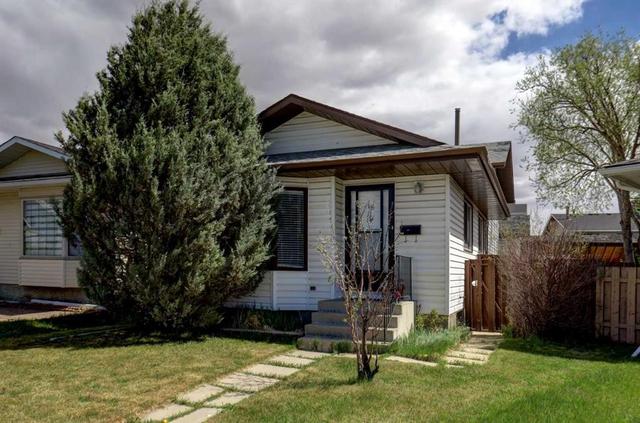 16 Martingrove Mews NE Calgary, AB T3J 2S9