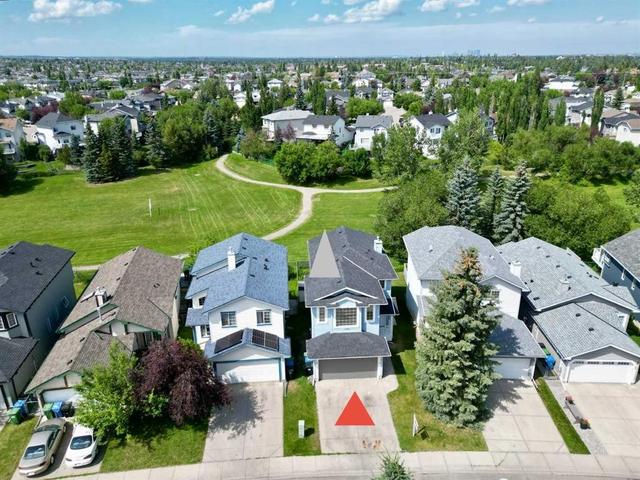 30 Somerside Manor SW Calgary, AB T2Y 3G5