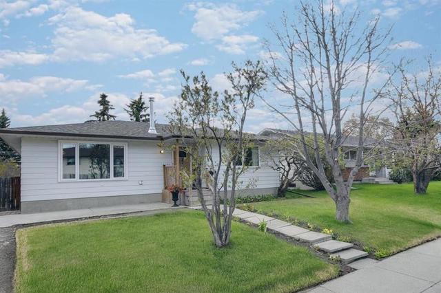 6140 Dalmarnock Crescent NW Calgary, AB T3A 1H2