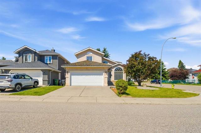 71 Woodpark Close SW Calgary, AB T2W 6G9