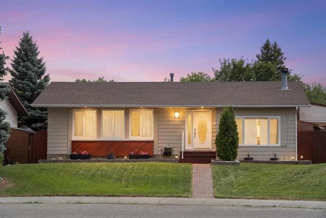 48 Deermont Way SE Calgary, AB T2J 5P3