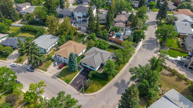 1415 Rosehill Drive NW Calgary, AB T2K 1M3