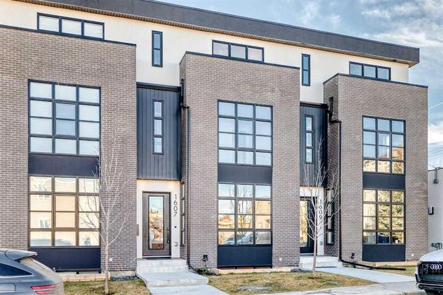 1607 37 Avenue SW Calgary, AB T2T 2H2