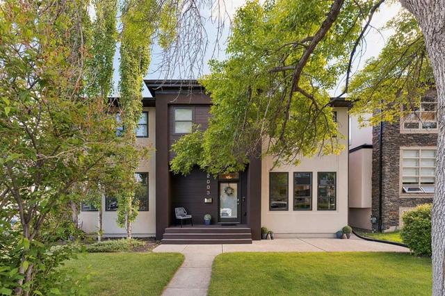 2003 32 Avenue SW Calgary, AB T2T 1W7