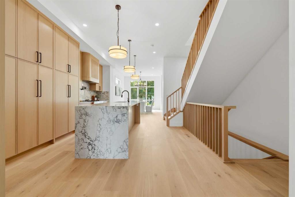 2004 51 Avenue Sw, Calgary, AB - Indoor