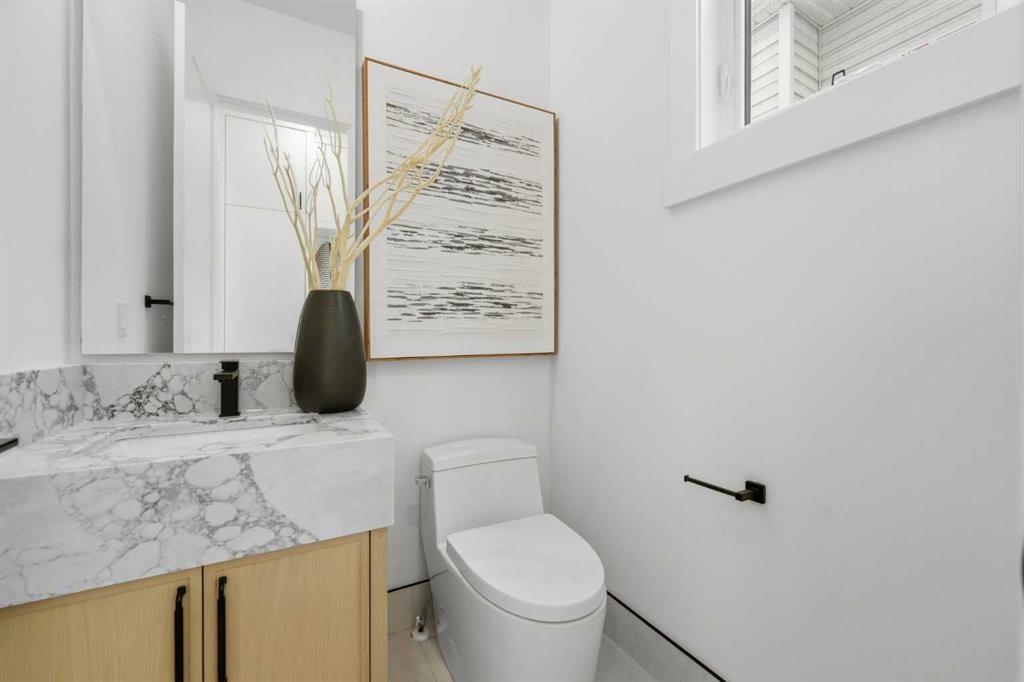 2004 51 Avenue Sw, Calgary, AB - Indoor Photo Showing Bathroom