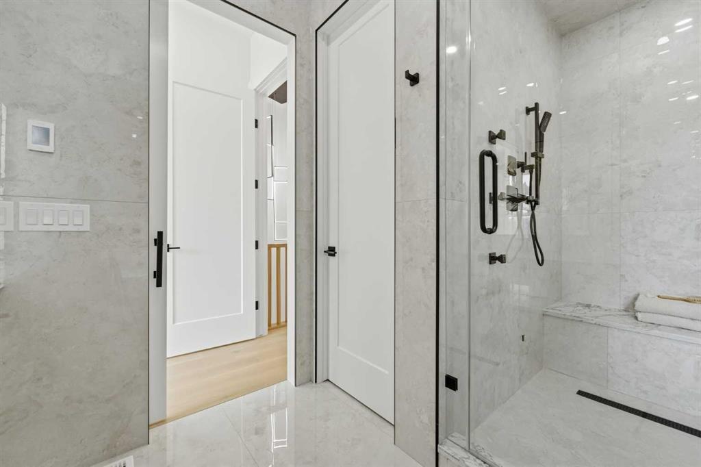 2004 51 Avenue Sw, Calgary, AB - Indoor