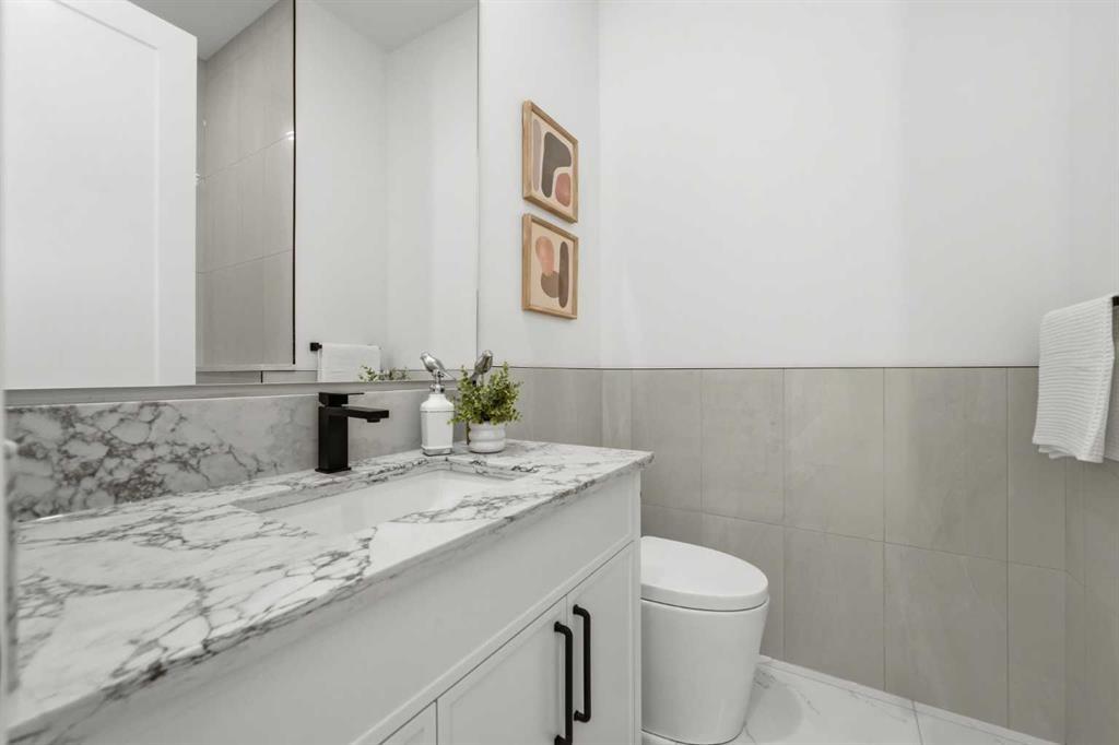 2004 51 Avenue Sw, Calgary, AB - Indoor Photo Showing Bathroom