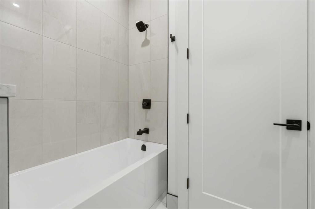 2004 51 Avenue Sw, Calgary, AB - Indoor Photo Showing Bathroom