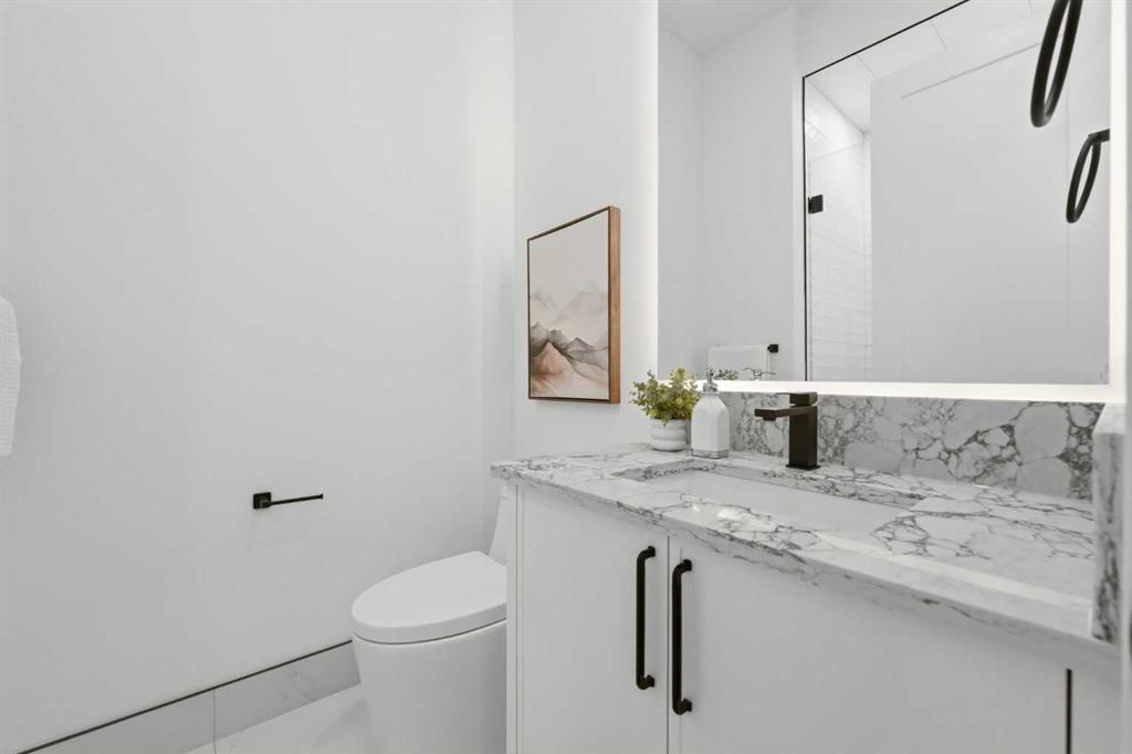 2004 51 Avenue Sw, Calgary, AB - Indoor Photo Showing Bathroom