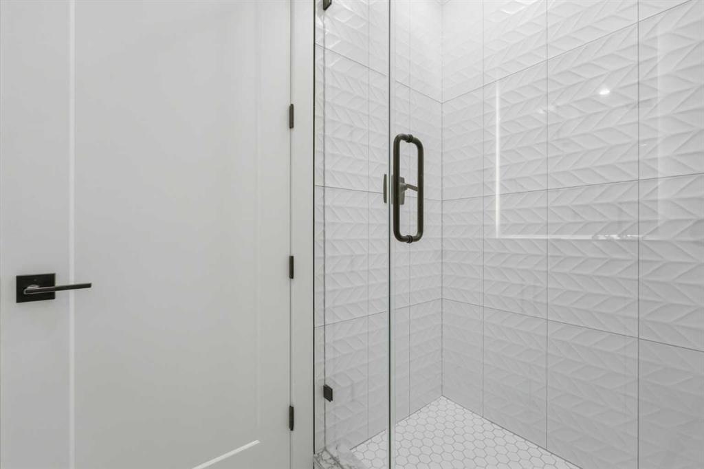 2004 51 Avenue Sw, Calgary, AB - Indoor Photo Showing Bathroom