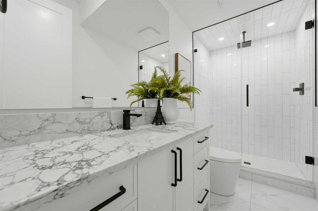2004 51 Avenue Sw, Calgary, AB - Indoor Photo Showing Bathroom