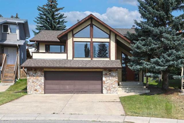 52 Edgeland Road NW Calgary, AB T3A 2Y4