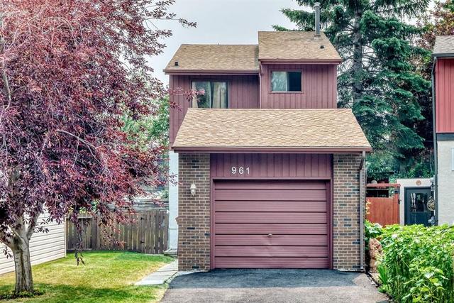 961 Ranchview Crescent NW Calgary, AB T3G 1A4