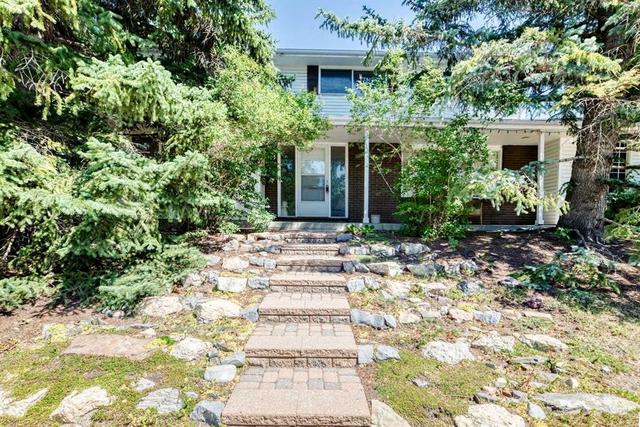2 Varsplain Place NWCalgary, AB T3A 0C7