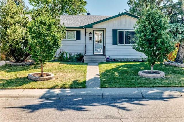 7828 10 Street NW Calgary, AB T2K 1H6