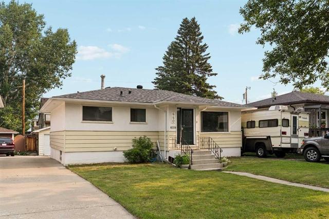 440 36 Avenue NW Calgary, AB T2K 0C3