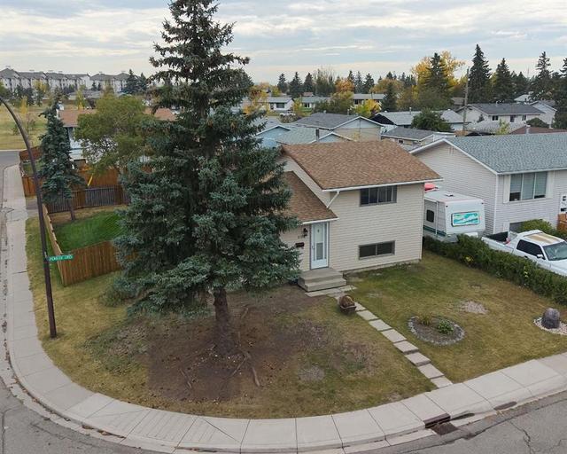 1176 Penrith Crescent SE Calgary, AB T2A 2H9