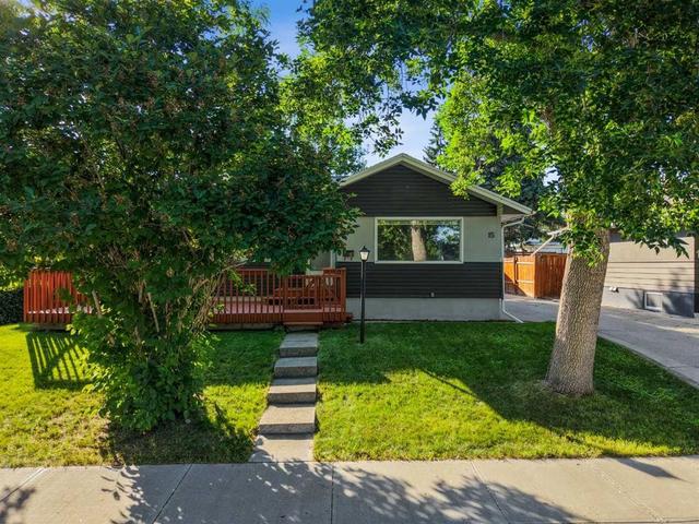 15 Hunter Street NW Calgary, AB T2K 2B8
