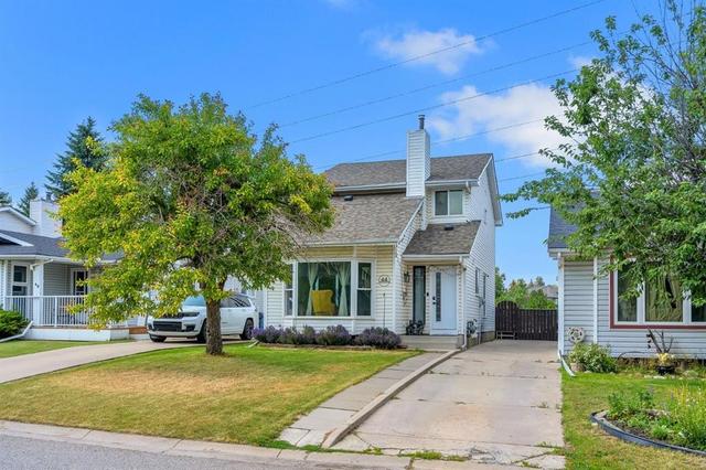 44 Strathclair Rise SW Calgary, AB T3H 1G4
