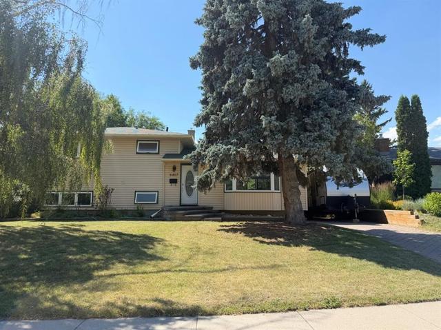 6407 Lombardy Crescent SW Calgary, AB T3E 5R3