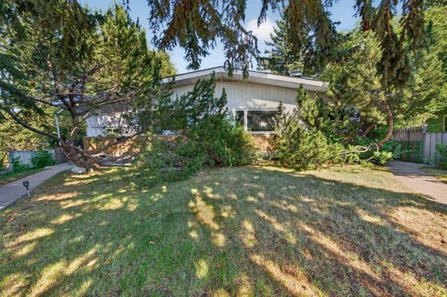 14 Rosetree Crescent NW Calgary, AB T2K 1M9