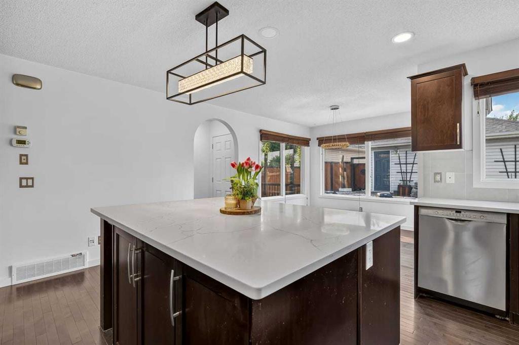 813 Prestwick Circle Se, Calgary, AB - Indoor Photo Showing Kitchen