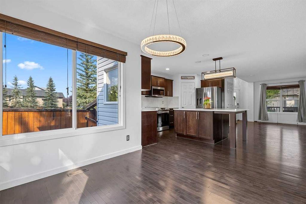 813 Prestwick Circle Se, Calgary, AB - Indoor Photo Showing Kitchen