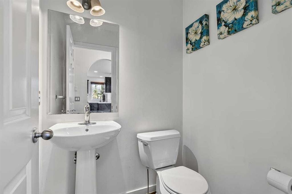 813 Prestwick Circle Se, Calgary, AB - Indoor Photo Showing Bathroom