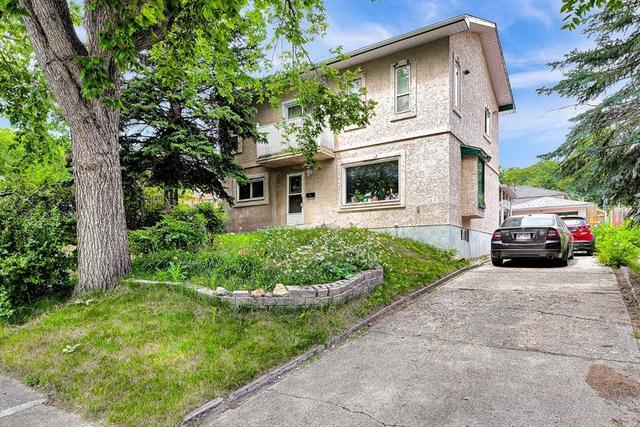 6 Tipton Place NW Calgary, AB T2K 3L5