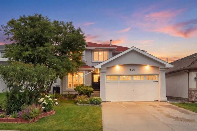 606 Schubert Place NW Calgary, AB T3L 1X4