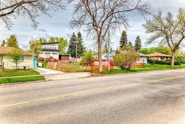 523 Northmount Drive NW Calgary, AB T2K 3J1