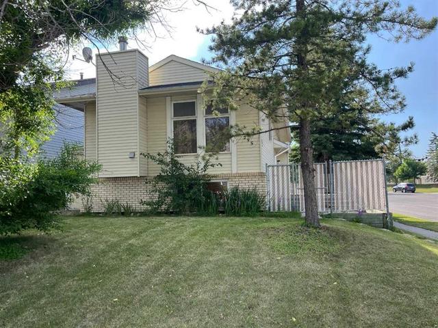 295 Edgepark Boulevard NW Calgary, AB T3A 4K4