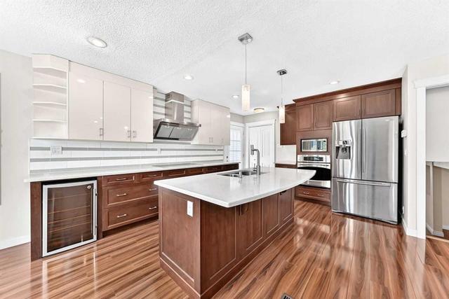 136 Midlawn Close SE Calgary, AB T2X 1A8