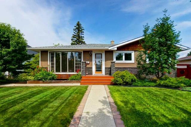 48 Hillary Crescent SW Calgary, AB T2V 3J2