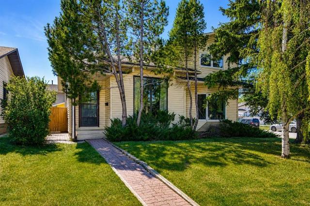 3624 Cedarille Drive SW Calgary, AB T2W 3X8