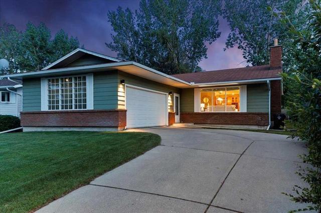124 Oakmoor Place SW Calgary, AB T2V 4A3