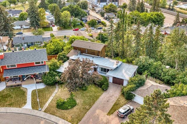 15 Glenview Drive SW Calgary, AB T3E 4H4