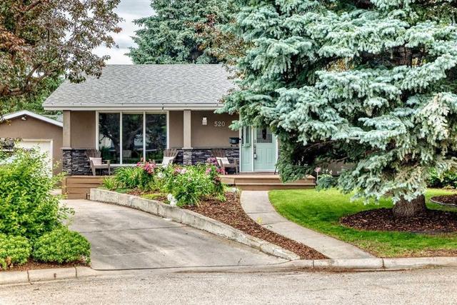 520 Oakwood Place SW Calgary, AB T2V 0K3