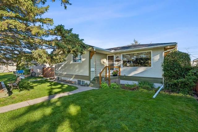 5635 Travis Crescent NE Calgary, AB T2K 3W1