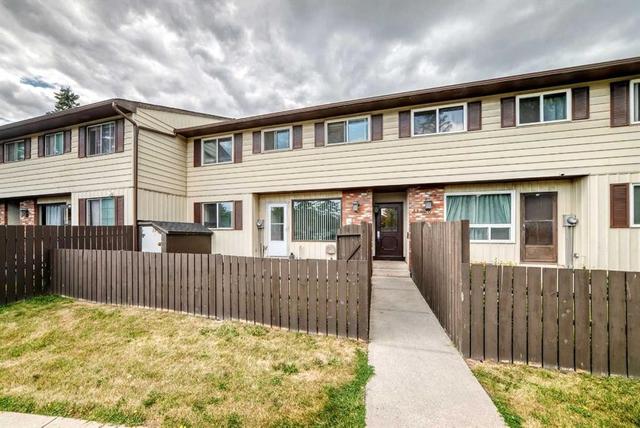 33-175 Manora Place  Calgary, AB T2A 4P6