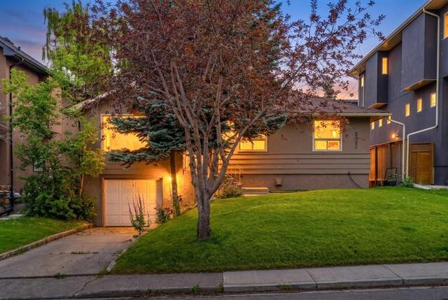3042 28 Street SW Calgary, AB T3E 2J5