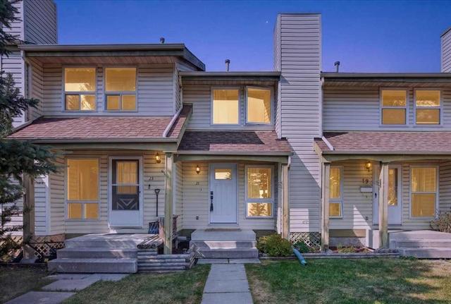 21 Woodhill Court SW Calgary, AB T2W 3P1