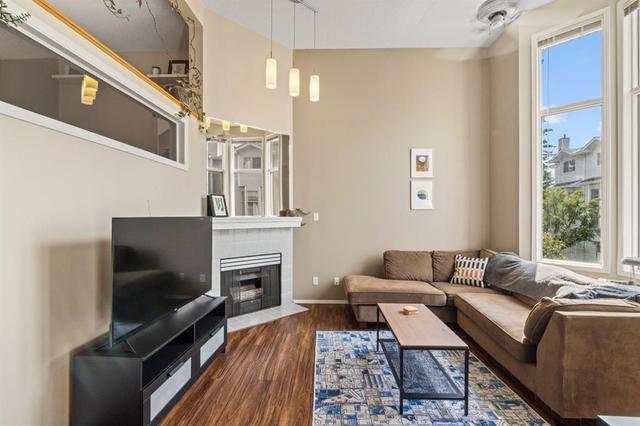 623 Hawkstone Manor NW Calgary, AB T3G 3X2