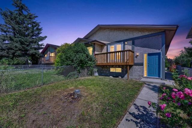 218 Bermuda Drive NW Calgary, AB T3K 2A9