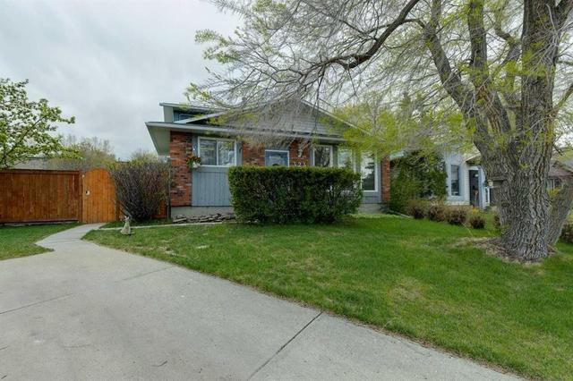 323 Ranchview Place NW Calgary, AB T3G 1J8