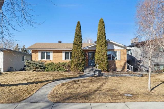 34 Rosery Drive NW Calgary, AB T2K 1L7