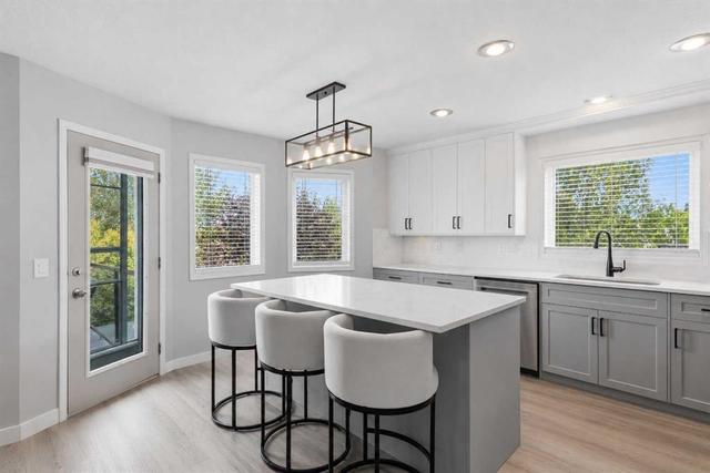 122 Sceptre Close NW Calgary, AB T3L 1Y2